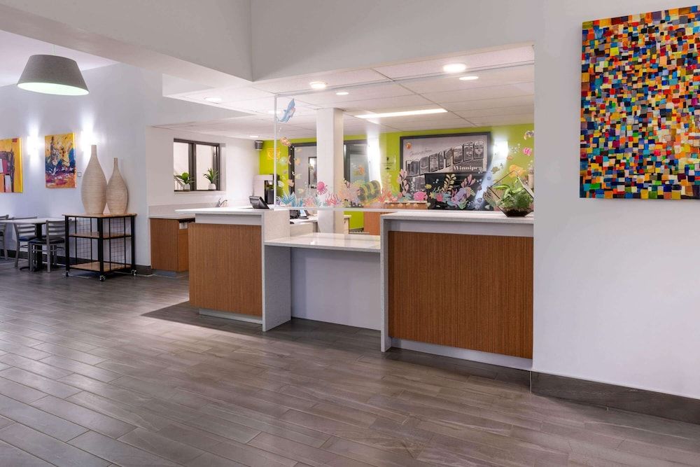 Super 8 by Wyndham Winnipeg West 3