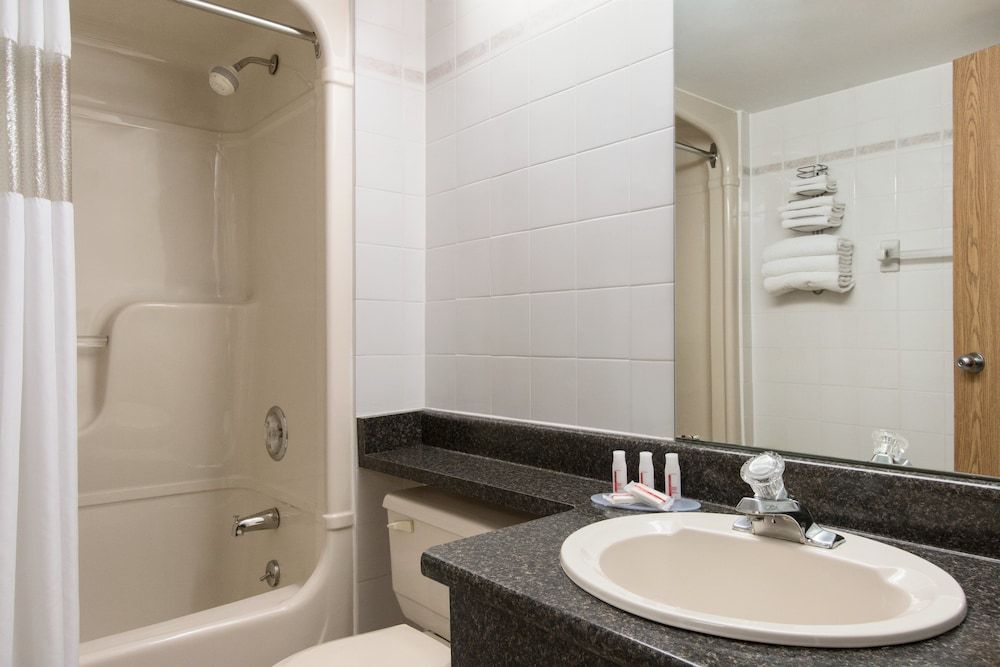 Days Inn by Wyndham Orillia 3