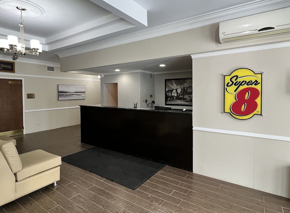 Super 8 by Wyndham Kirkland Lake 2