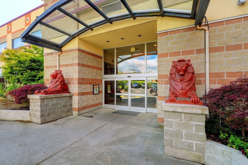 Red Lion Inn and Suites 1