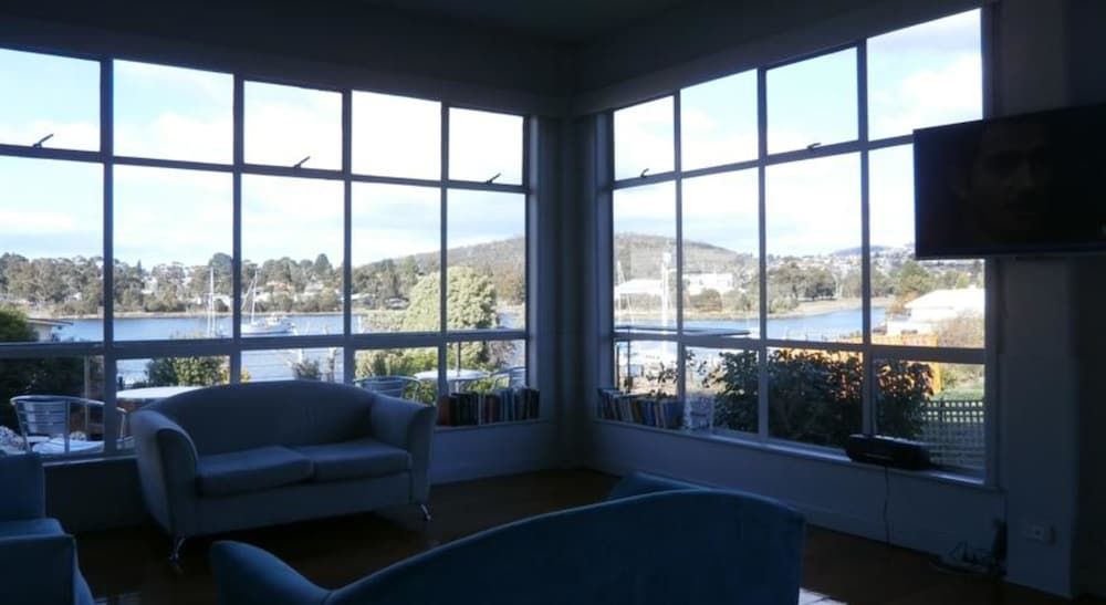 Waterfront Lodge Motel 2