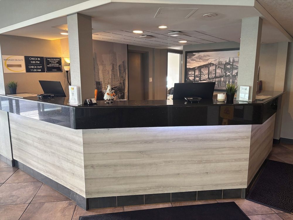 Super 8 by Wyndham Macleod Trail Calgary 3