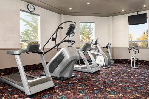 Grand Hotel & Conference Centre Calgary Airport, an Ascend Collection Hotel 3
