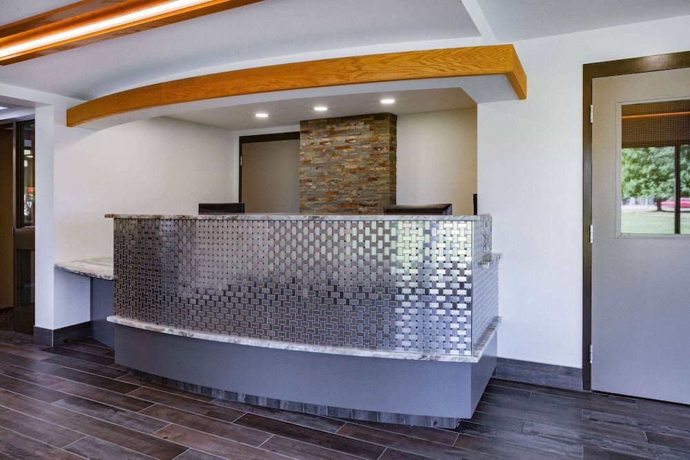 Super 8 by Wyndham Ambassador Bridge Windsor ON 2