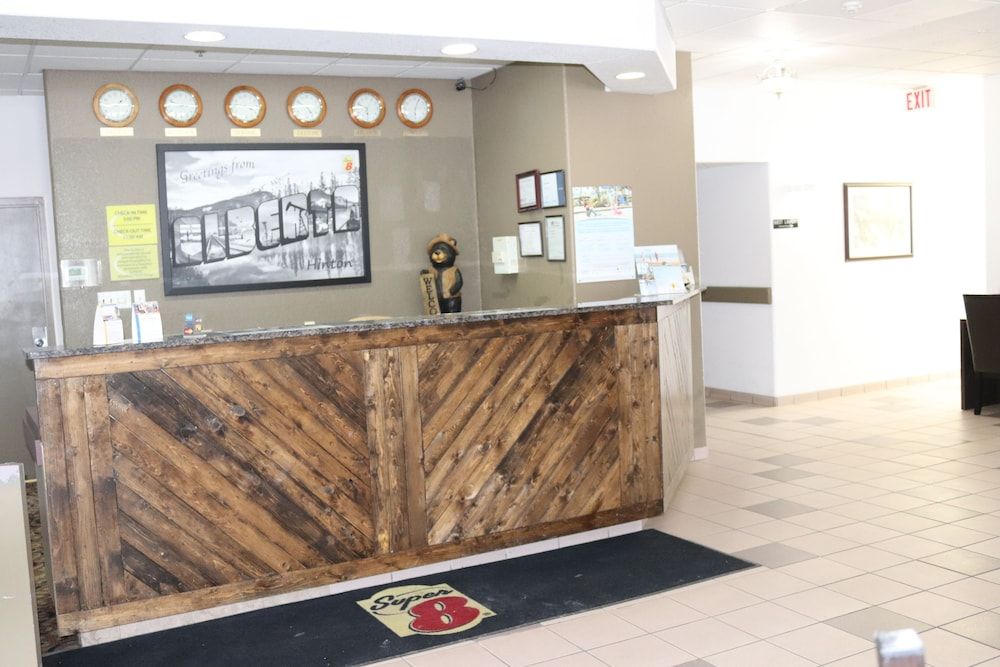 Super 8 by Wyndham Hinton 3