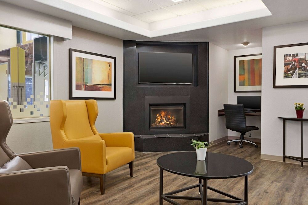 Super 8 by Wyndham Calgary Shawnessy Area 3