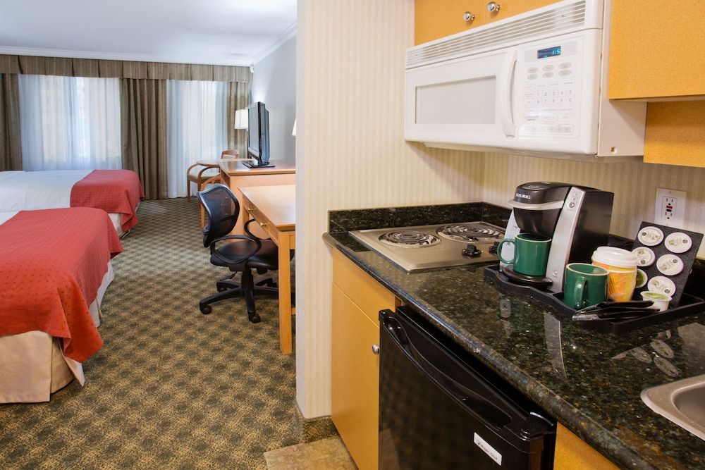 Holiday Inn Hotel & Suites North Vancouver, an IHG Hotel 3