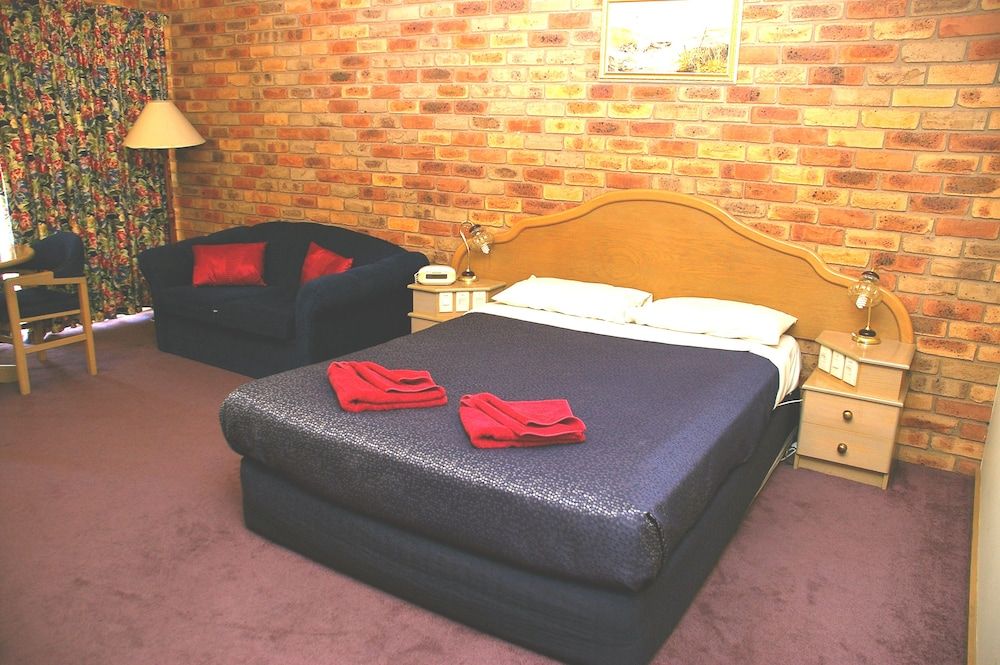 Pines Country Club Motor Inn 3