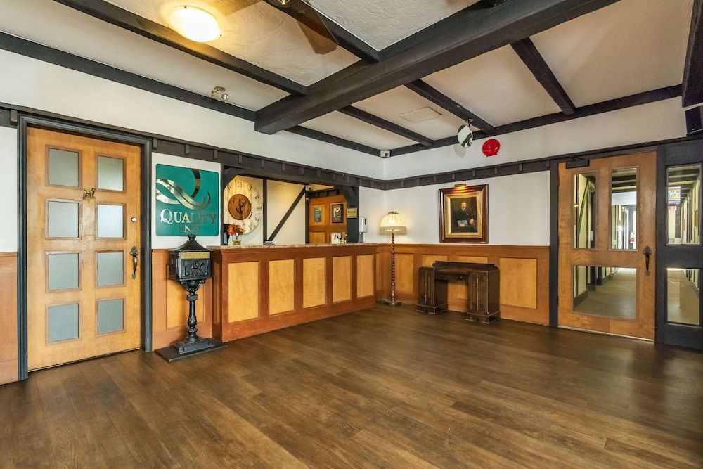 Quality Inn Waddling Dog 3