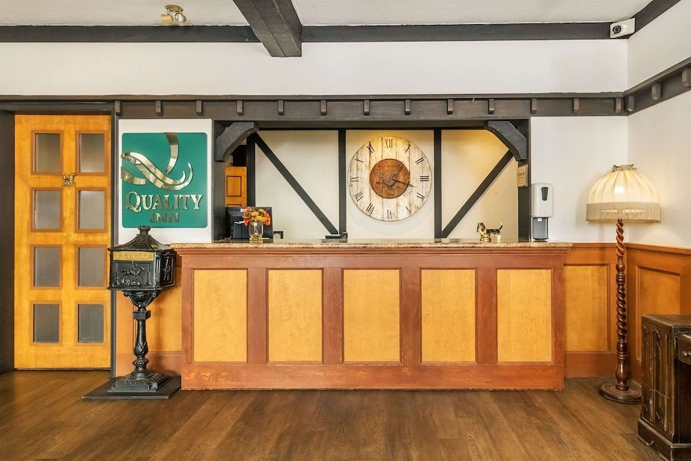 Quality Inn Waddling Dog 2