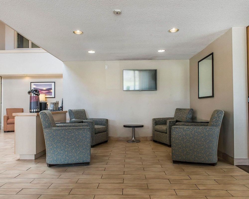 Comfort Inn Highway 401 2