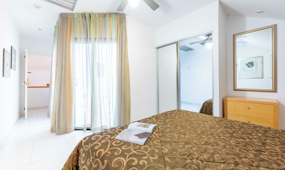 Ona Hollywood Mirage 3