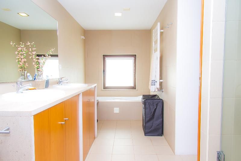 Oak Tree Chill House 2