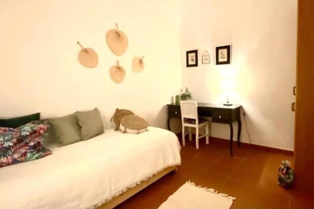 Charming 5-bed House in Granja 3