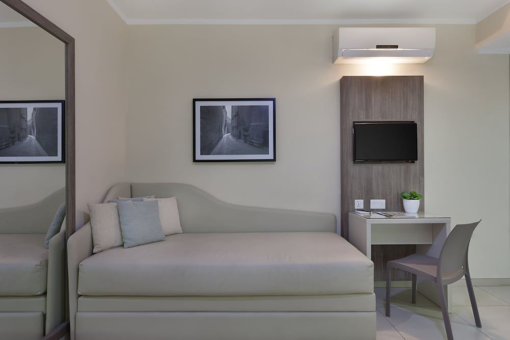 Hotel 115 The Strand Hotel and Suites 2