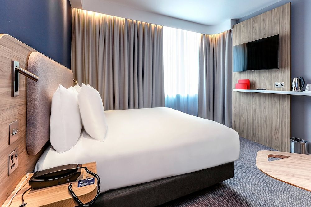 Holiday Inn Express Fleet, an IHG Hotel 2