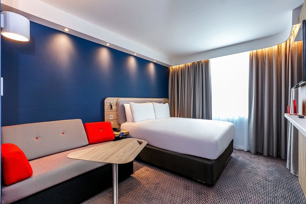 Holiday Inn Express Fleet, an IHG Hotel 3