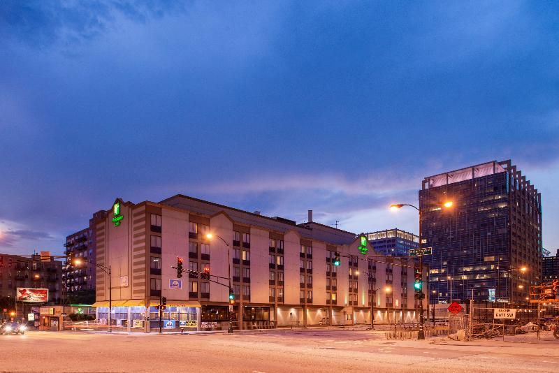 Holiday Inn and Suites Chicago-Downtown 3