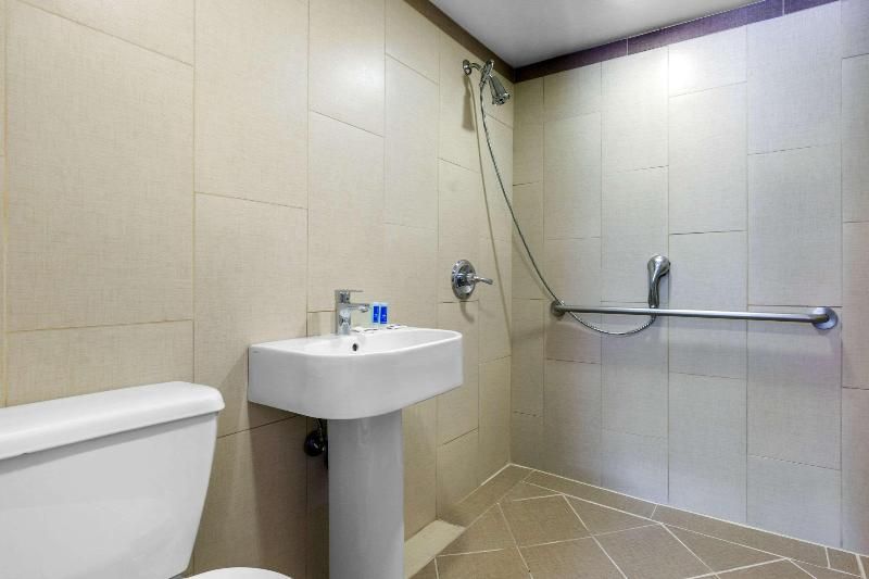 Rodeway Inn North Chicago 2