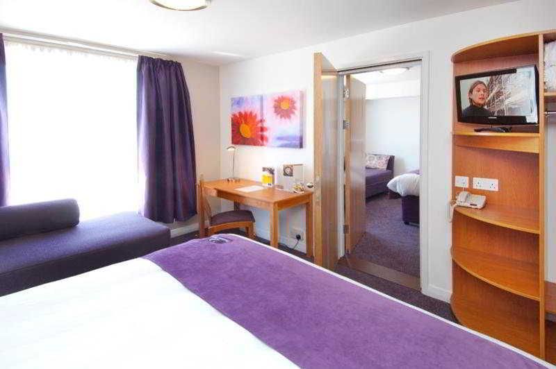 Premier Inn London Gatwick Manor Royal 2