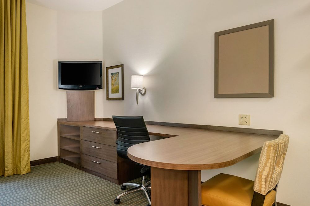 Candlewood Suites Fort Myers Sanibel Gateway 3