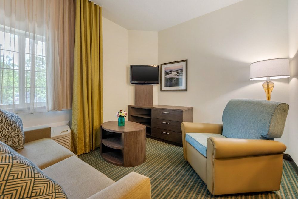 Candlewood Suites Fort Myers Sanibel Gateway 2
