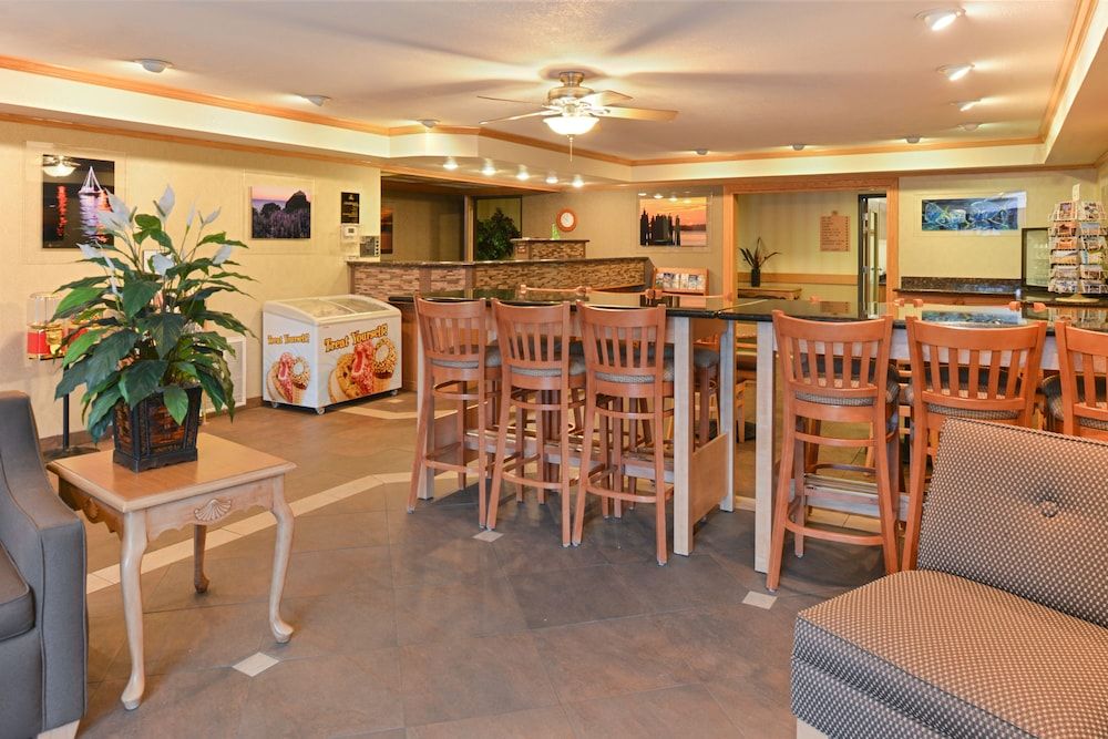 Best Western Plus Landmark Inn 2