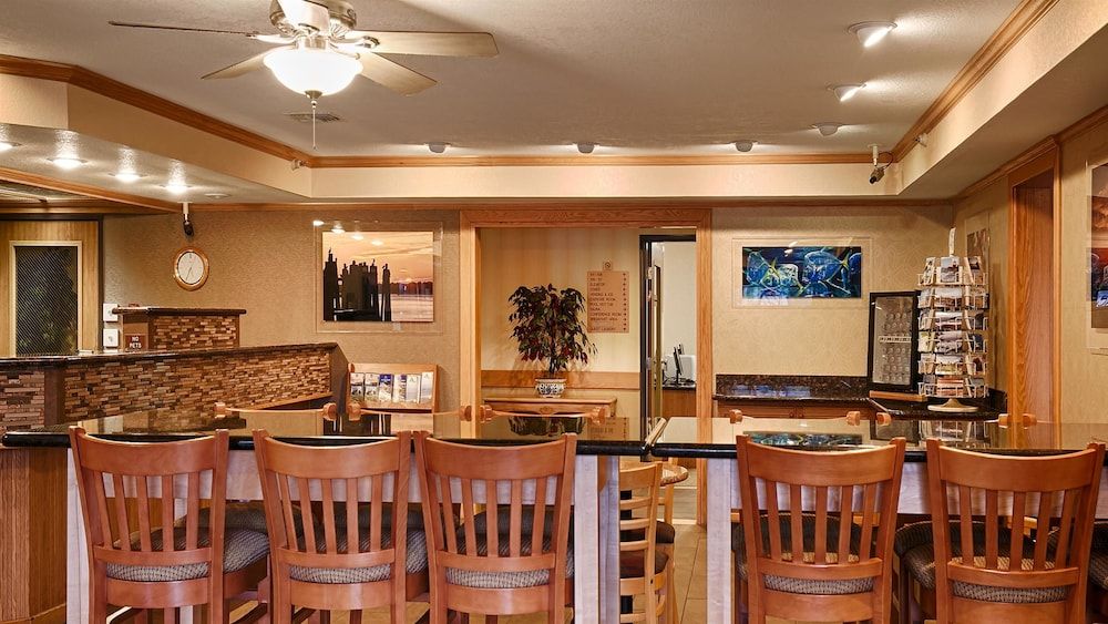 Best Western Plus Landmark Inn 3