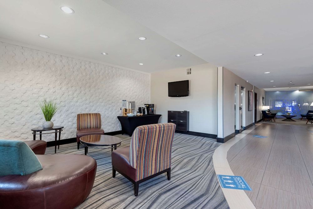 Best Western Plus Arlington North Hotel & Suites 3