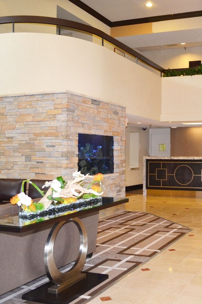 Doubletree by Hilton Houston Hobby Airport 2