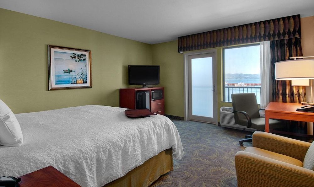 Hampton Inn and Suites Astoria 3