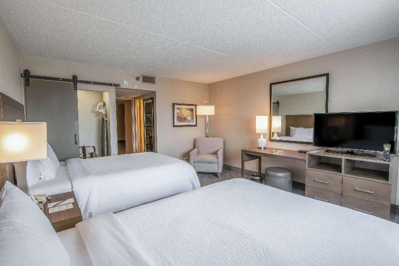 Embassy Suites by Hilton Chicago Schaumburg Woodfi 3