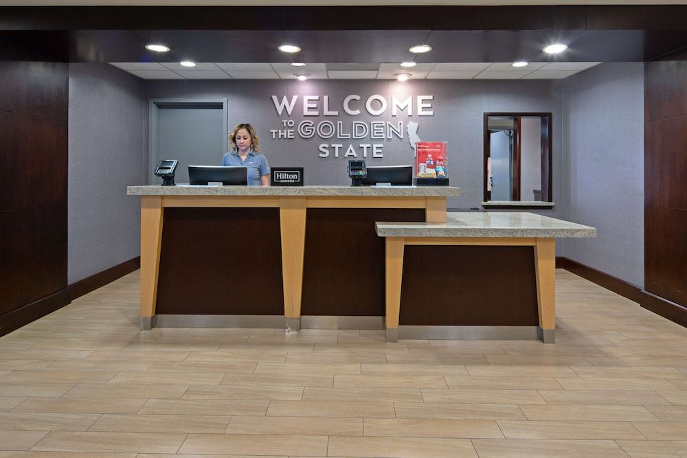 Hampton Inn Visalia 3