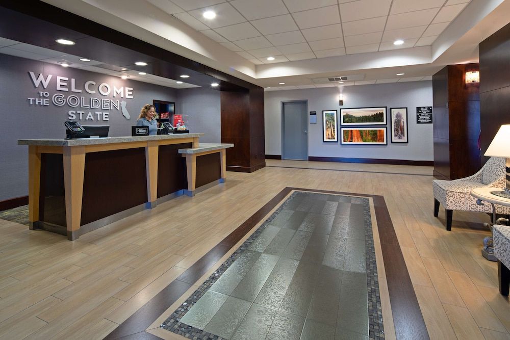 Hampton Inn Visalia 2