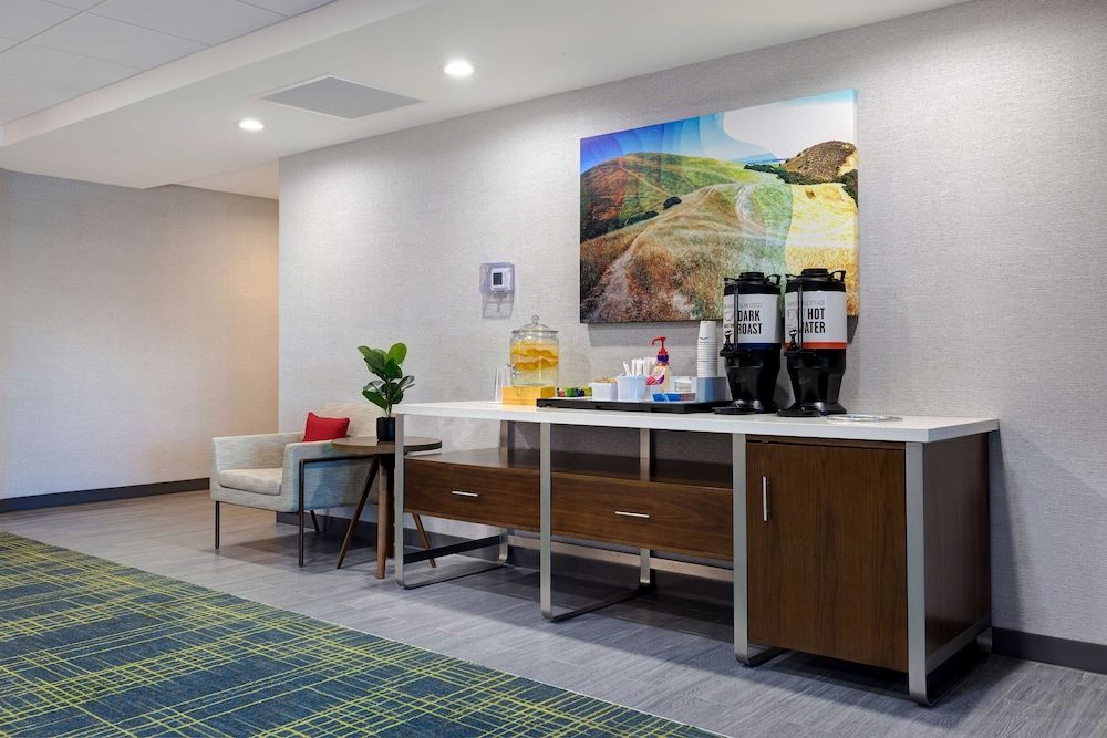 Hampton Inn & Suites Marina 2