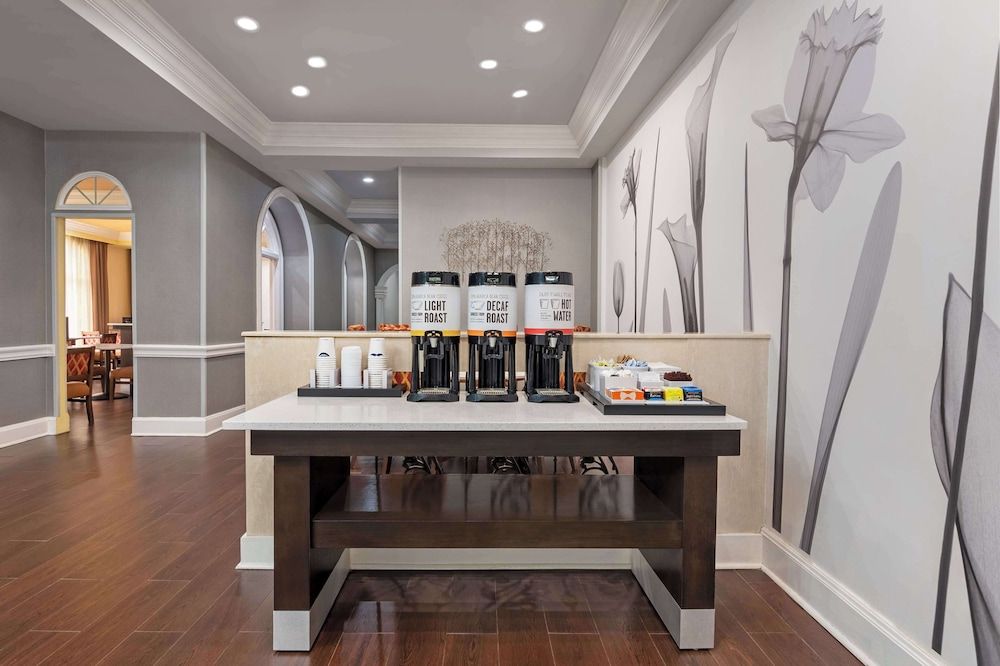 Hampton Inn & Suites Stamford 2