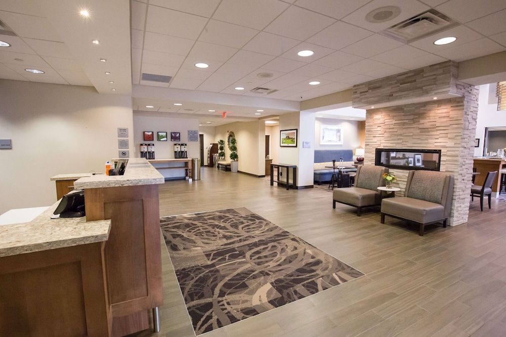 Hampton Inn & Suites Pittsburgh/Harmarville 2