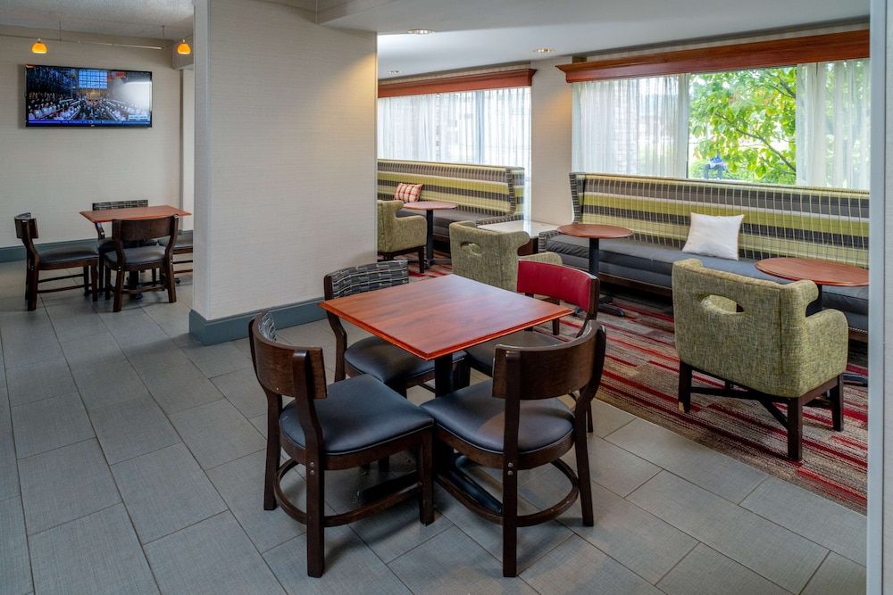 Hampton Inn Charleston-Downtown 2