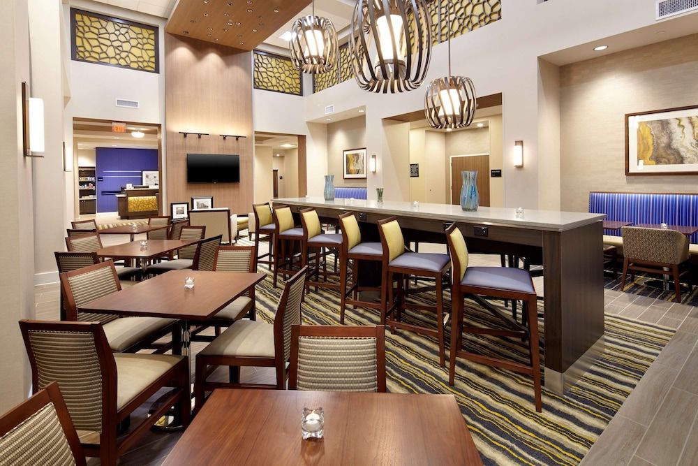 Hampton Inn & Suites Pittsburgh Airport South–Settlers Ridge 2