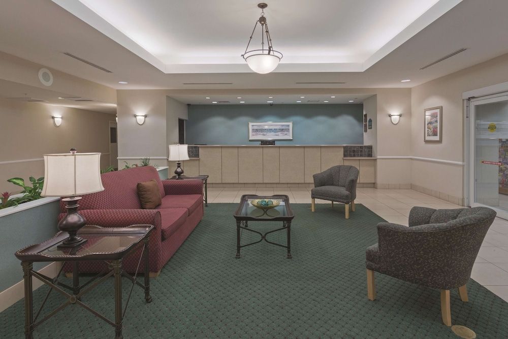 La Quinta Inn & Suites  Fort Myers Airport 2