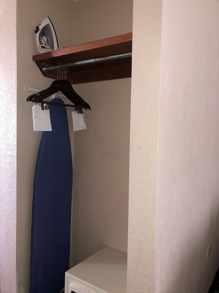 Days Inn & Suites by Wyndham Fort Pierce I-95 3