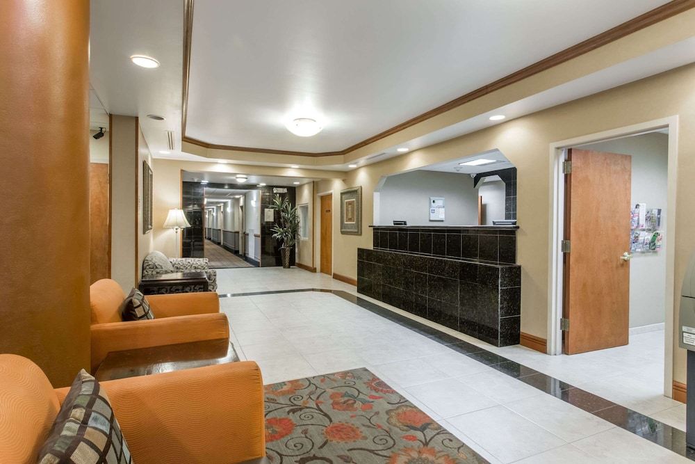 Days Inn & Suites by Wyndham Fort Pierce I-95 2