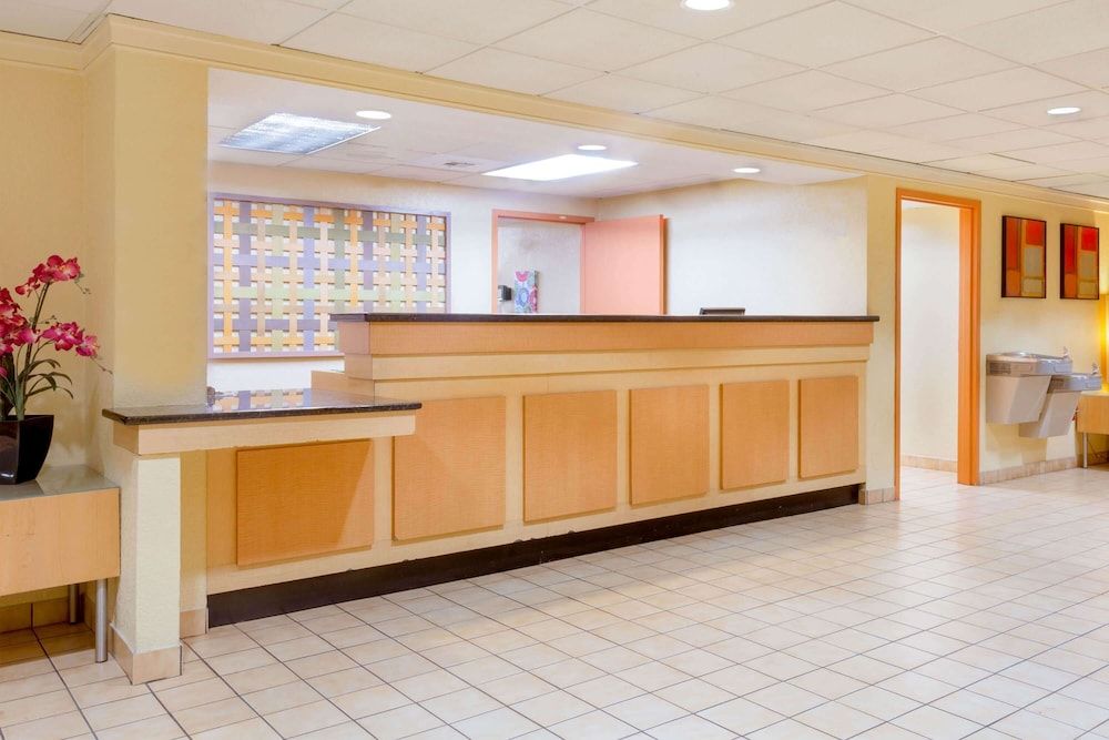 La Quinta Inn & Suites by Wyndham Charlotte Airport North 3