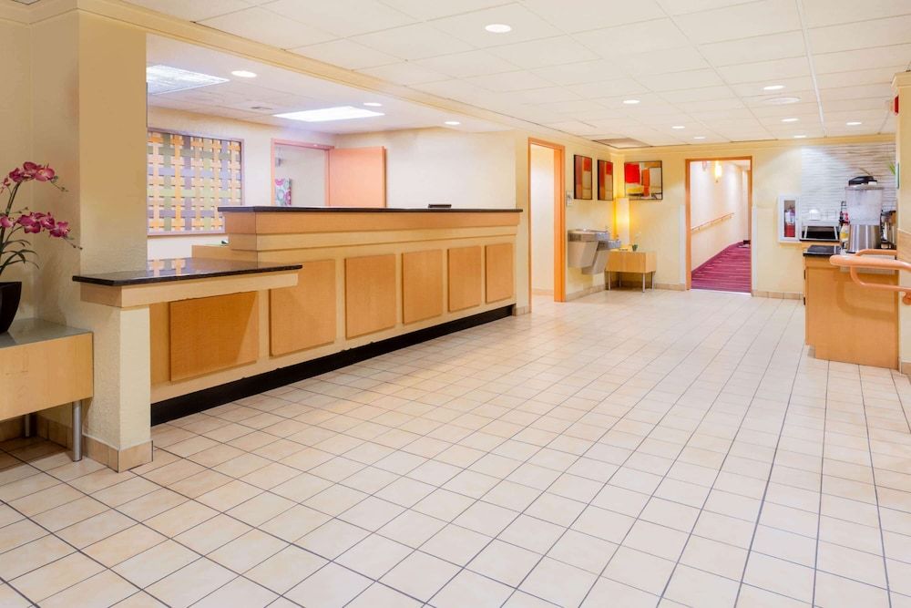 La Quinta Inn & Suites by Wyndham Charlotte Airport North 2