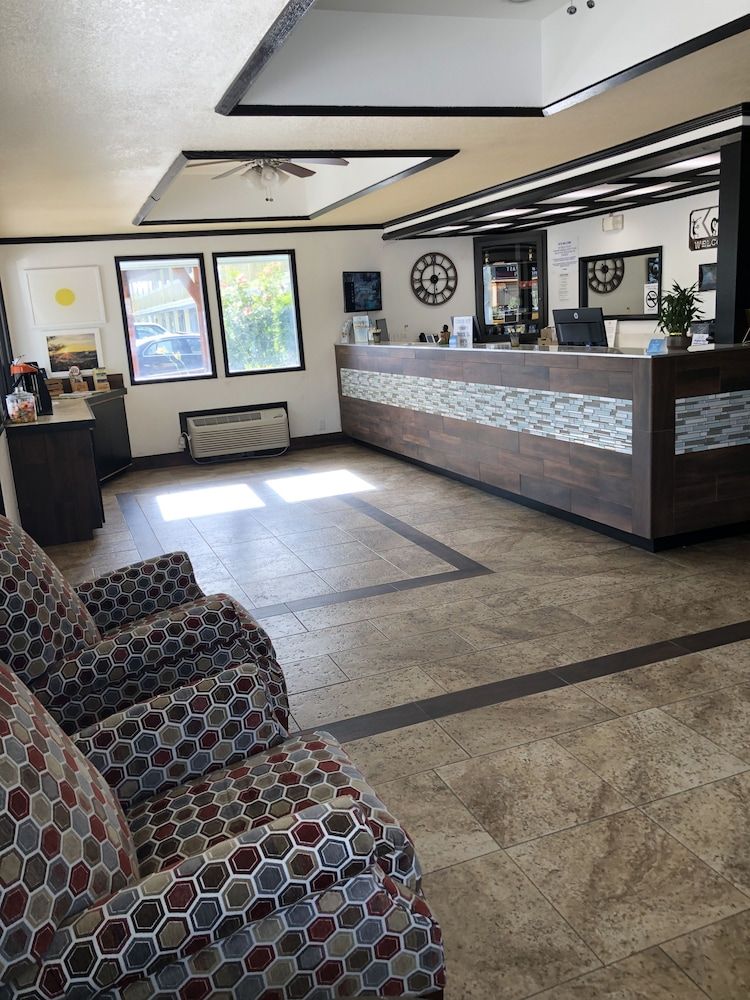 Days Inn by Wyndham Bend 2