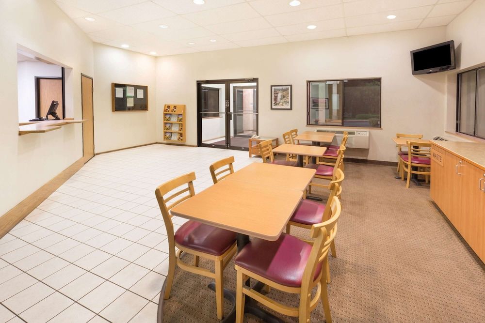 Super 8 by Wyndham Bend 3