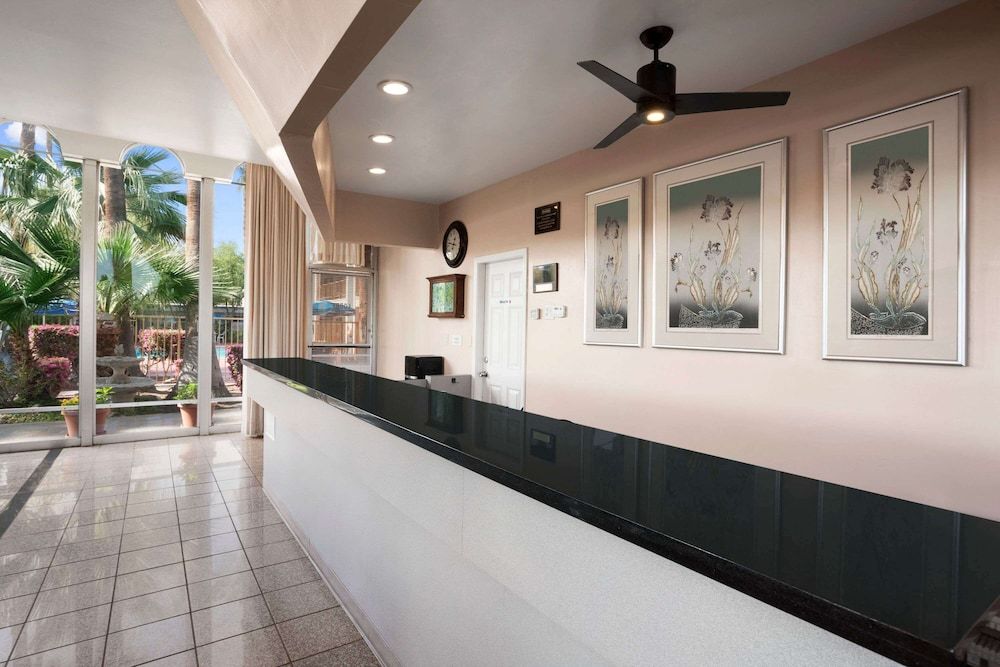 Travelodge by Wyndham Bakersfield 3