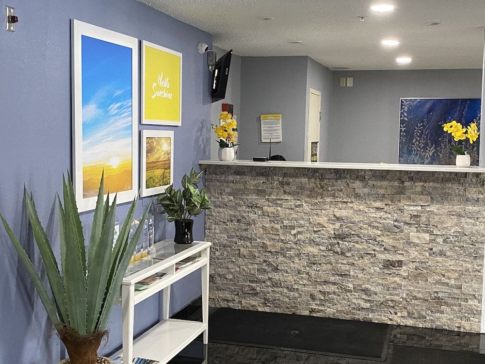 Days Inn & Suites by Wyndham Green Bay WI. 2