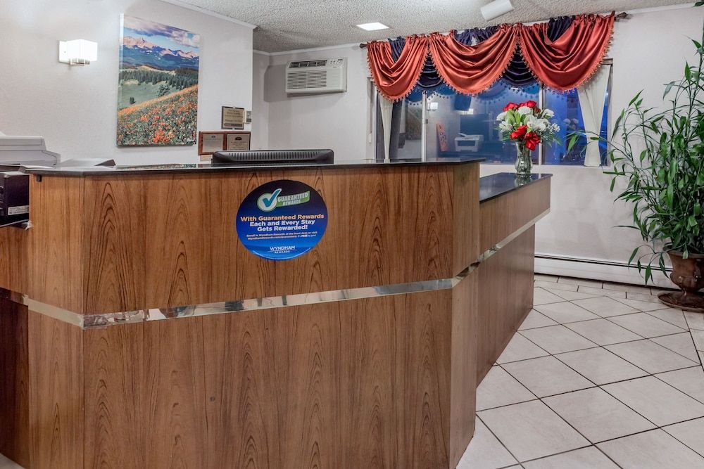 Howard Johnson by Wyndham Colorado Springs 3