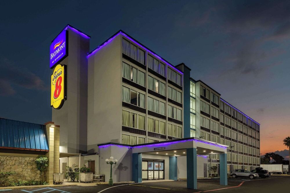 Super 8 by Wyndham Laredo -1 estrelas em Laredo